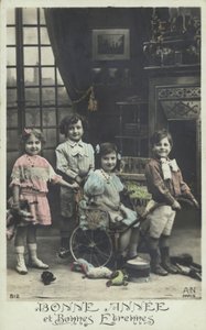 遊ぶ子供たちのグループ